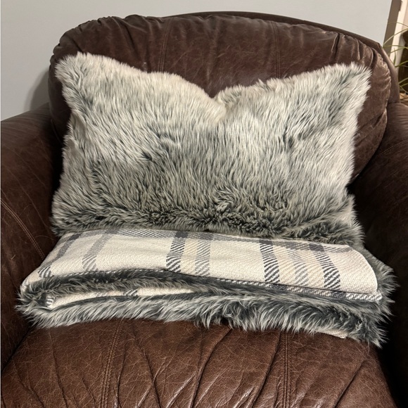 Pottery barn cream and gray plaid pillow/throw blanket set - Picture 7 of 7